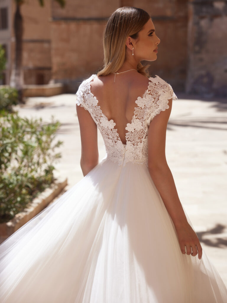 Bianco Evento Sansa wedding dress at Bridal Fashion Outlet