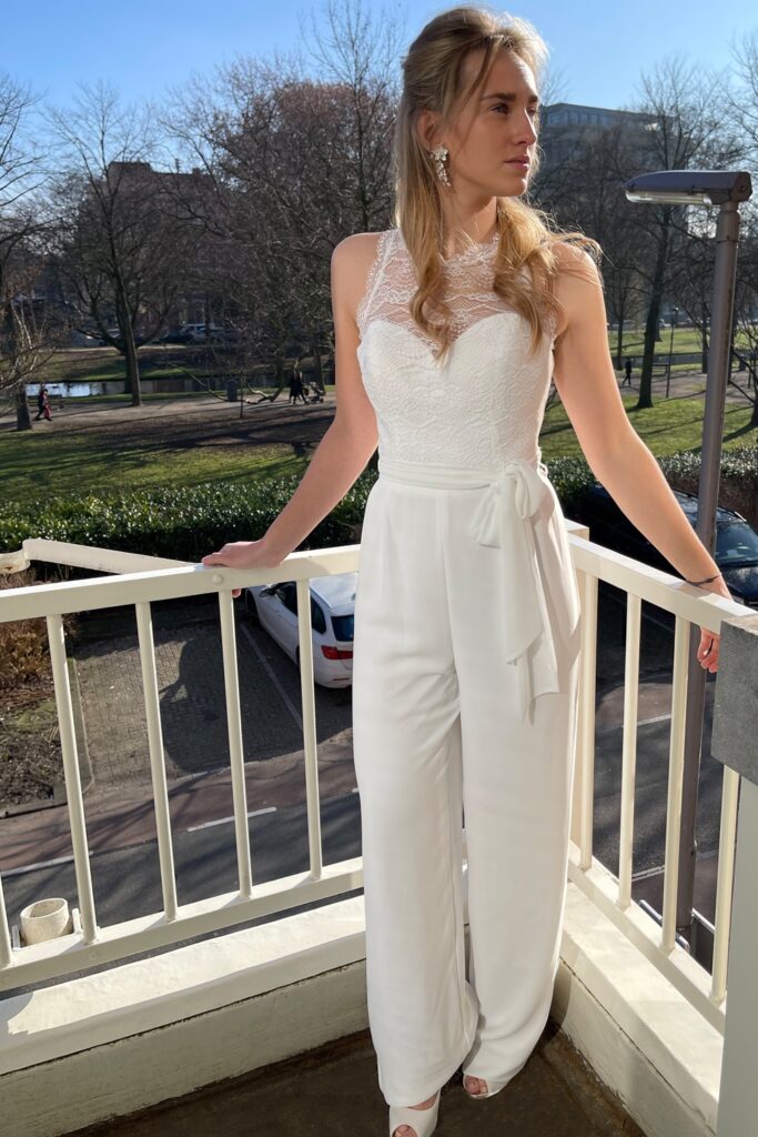 Atmospheric image accompanying the article Bridal jumpsuit as a trendy alternative to the traditional wedding dress