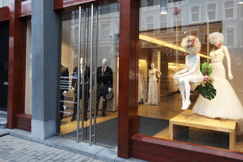 Trouwjurken in de winkel van Bruidsmode Outlet Rotterdam